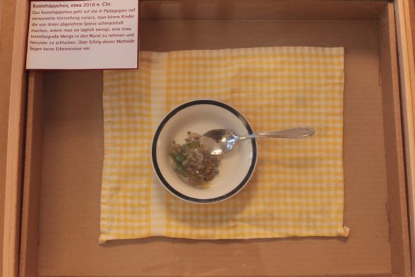 Kostehäppchen aus Ausstellung Pädagogien
