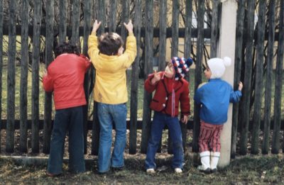 Hinter dem Zaun, 1974