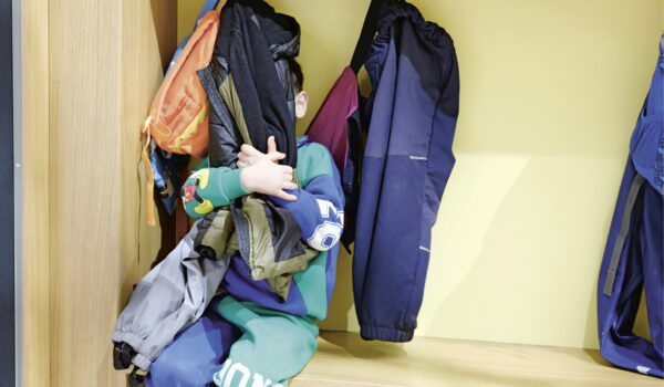 VORSICHT IM ALLTAG MIT KINDERN In diesem Beitrag findet ihr exemplarisch eine Auswahl von Fehlverhalten bzw. zu vermeidenden Interaktionen aus dem Alltag mit Kindern in unterschiedlichen Situationen.