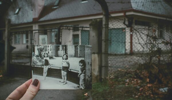 Der Kindergarten in der Zeitung Der Wortklauber hat diesmal in Zeitungsarchiven gestöbert, unter dem Schlagwort „Kindergarten“ fand er seit 1843 Lesenswertes.